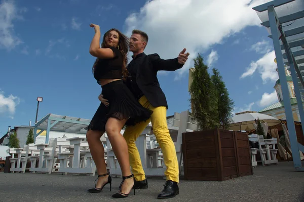 Paar von Tänzern tanzt Bachata auf einer Straße in der Stadt — Stockfoto