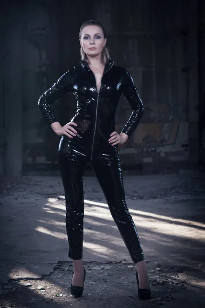 Donna sexy in un costume di lattice nero — Foto Stock