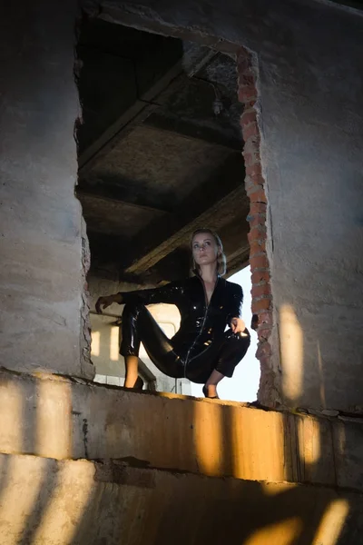Sexig kvinna i en svart latex kostym — Stockfoto