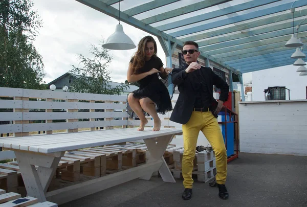 Pareja de bailarines bailando bachata en una calle de la ciudad —  Fotos de Stock