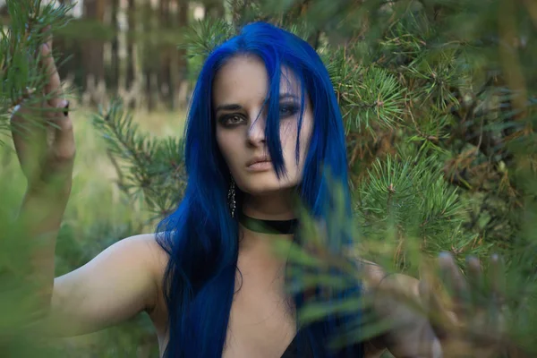 Hermosa mujer con cabello azul oscuro vestida con vestido negro en th — Foto de Stock