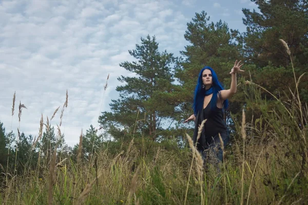 Mooie vrouw met donker blauwe haar gekleed in zwarte jurk in th — Stockfoto