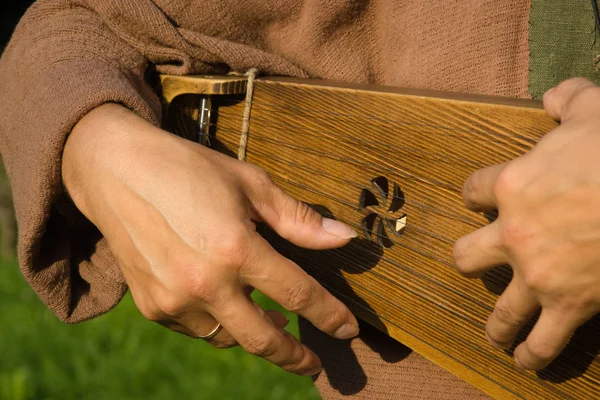 Kantele finska folkliga musikinstrument i mannen händerna — Stockfoto