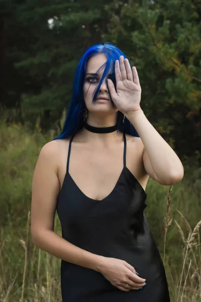 Szép nő, sötét kék haj öltözött fekete ruhában, th — Stock Fotó
