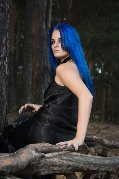 Mooie vrouw met donker blauwe haar gekleed in zwarte jurk in th — Stockfoto