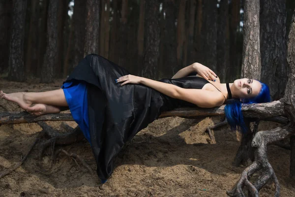 TH siyah elbise giymiş koyu mavi saçlı güzel kadın — Stok fotoğraf