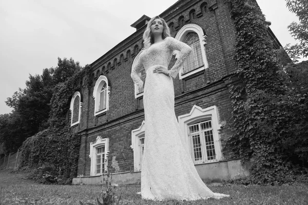 Belle mariée dans une robe longue blanche — Photo