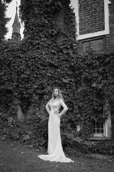 Piękna panna młoda w białej długiej sukni — Zdjęcie stockowe