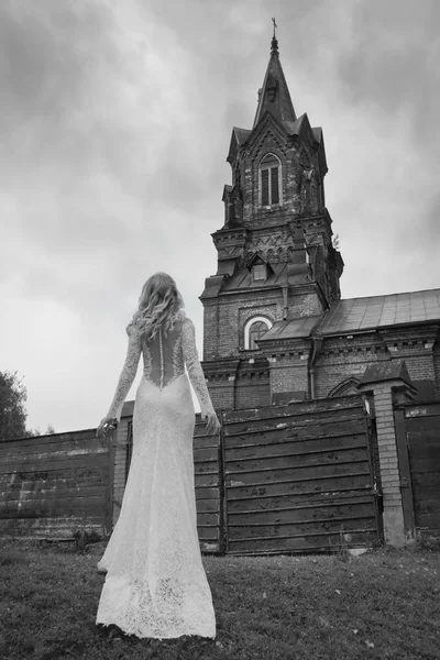 Belle mariée dans une robe longue blanche — Photo