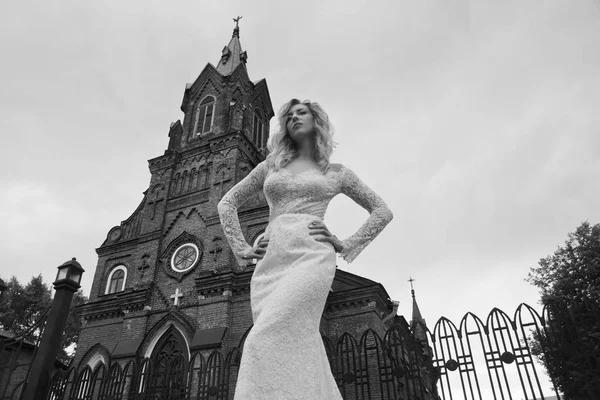 Bella sposa in un abito lungo bianco — Foto Stock