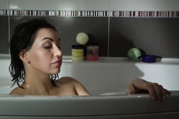 Bir banyo güzel seksi kadın — Stok fotoğraf