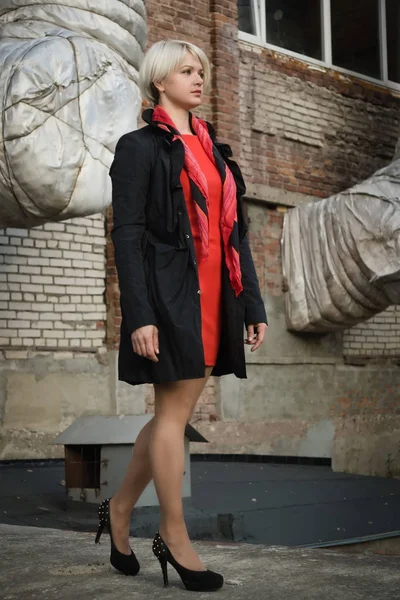 누아 르 영화 스타일 여자는 검은 양복에 빨간 드레스에 포즈를 취하는 — 스톡 사진