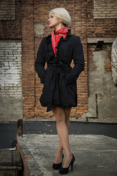 Noir film style woman in a black suit and red dress posing in a — Stock Photo, Image