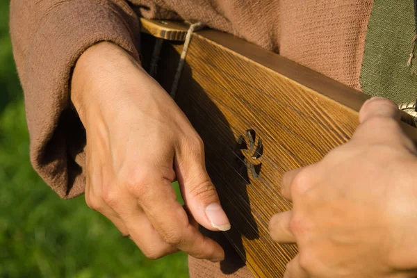 Kantele finska folkliga musikinstrument i mannen händerna — Stockfoto