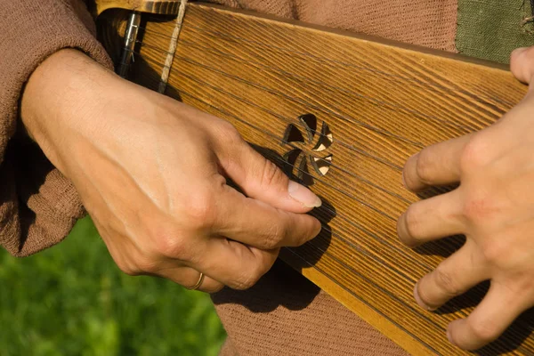 Кантеле финский народный музыкальный инструмент в руках человека — стоковое фото