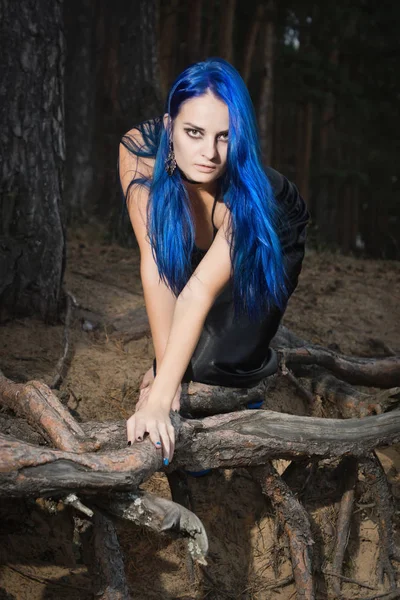 Hermosa mujer con cabello azul oscuro vestida con vestido negro en th — Foto de Stock