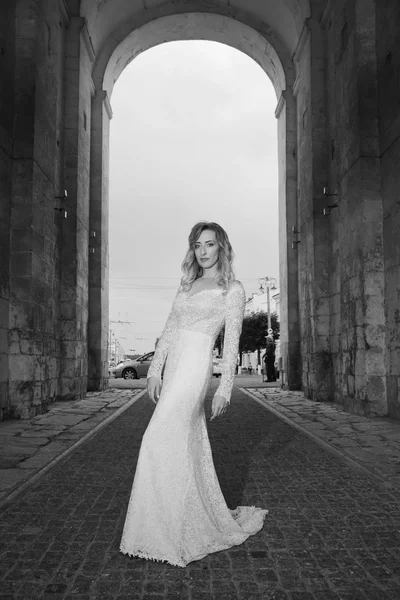 Piękna panna młoda w białej długiej sukni w ulicy miasta — Zdjęcie stockowe