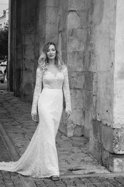 Красивая невеста в белом длинном платье на городской улице — стоковое фото