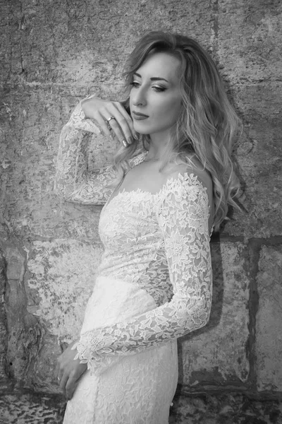 Beautiful bride in a white long dress in a city street — Stock Photo, Image