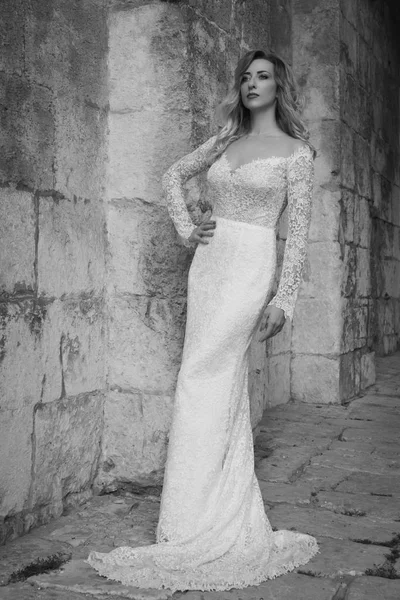 Belle mariée dans une robe longue blanche dans une rue de la ville — Photo