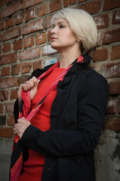 Noir mujer de estilo cinematográfico en un traje negro y vestido rojo posando en un —  Fotos de Stock