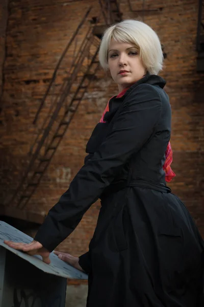 Noir mulher estilo filme em um terno preto e vestido vermelho posando em um — Fotografia de Stock