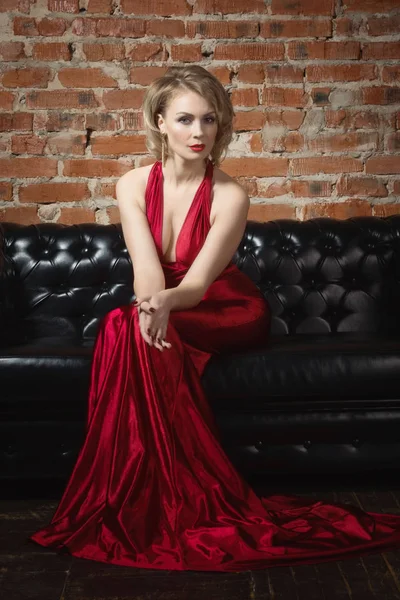 Hermosa mujer en un vestido largo rojo en el interior vintage —  Fotos de Stock