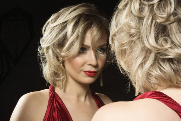 Retrato de una mujer hermosa como la aplicación de maquillaje —  Fotos de Stock