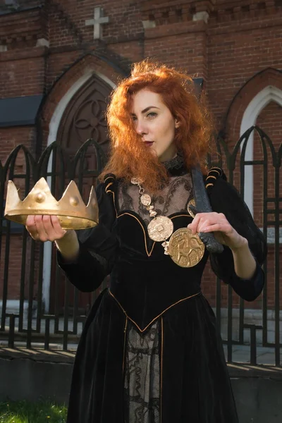 Средневековая королева с мечом в руке — стоковое фото