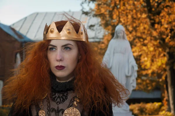彼女の手に剣を持つ中世の女王 — ストック写真