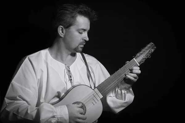 Hombre tocando instrumento renacentista español vihuela de mano —  Fotos de Stock