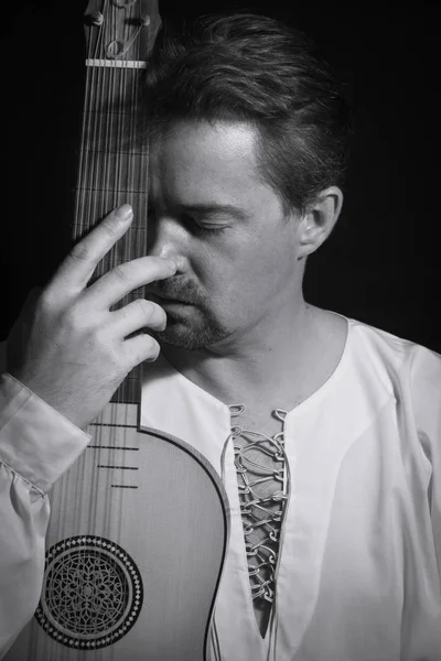 Ο άνθρωπος που παίζει Ισπανικά αναγέννηση όργανο vihuela de mano — Φωτογραφία Αρχείου