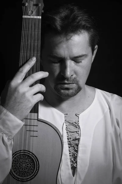 Hombre tocando instrumento renacentista español vihuela de mano —  Fotos de Stock