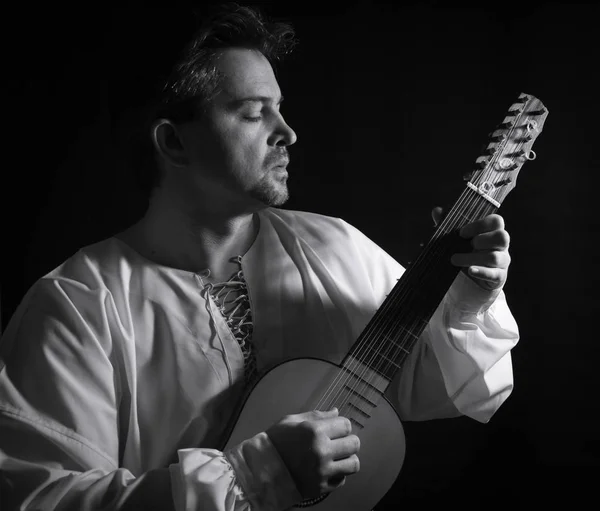 Mann som spiller spansk renessanseinstrument vihuela de mano – stockfoto