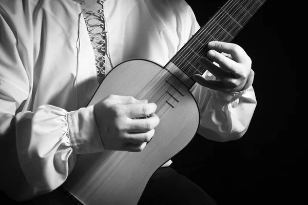 Hombre tocando instrumento renacentista español vihuela de mano —  Fotos de Stock