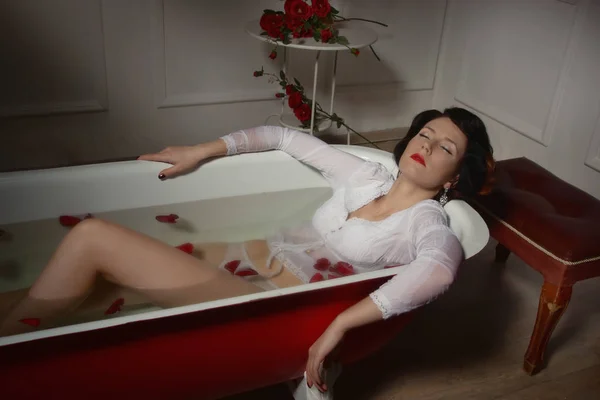 美丽的性感女人在老式浴室与花卉花瓣 — 图库照片