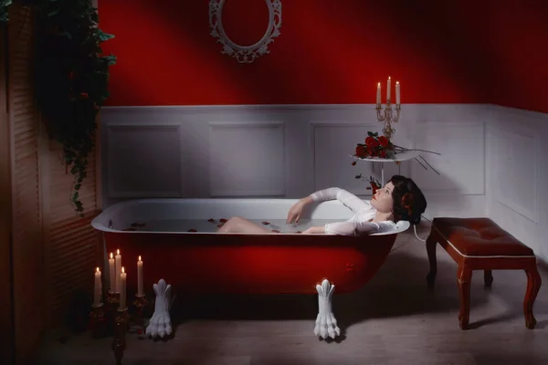 Красива сексуальна жінка в старовинній ванній кімнаті з пелюстками квітів — стокове фото