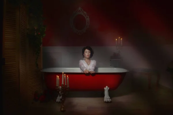 Hermosa mujer sexy en baño vintage con pétalos de flores —  Fotos de Stock