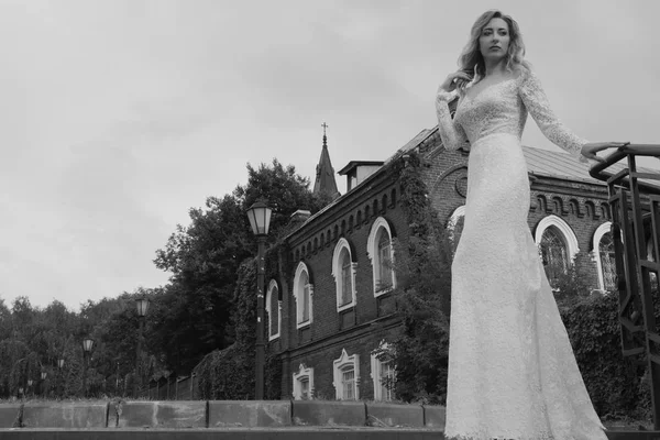 Bella sposa in un abito lungo bianco — Foto Stock