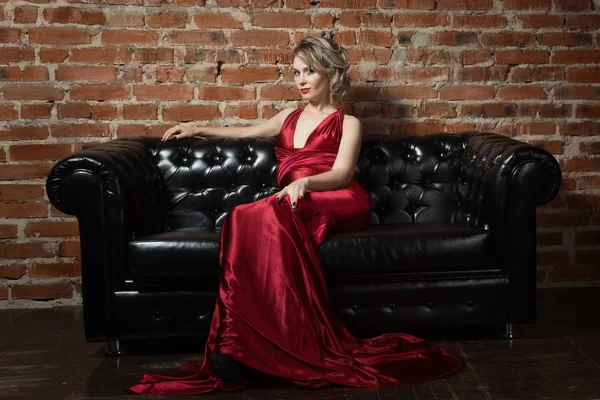 Hermosa mujer en un vestido largo rojo en el interior vintage —  Fotos de Stock