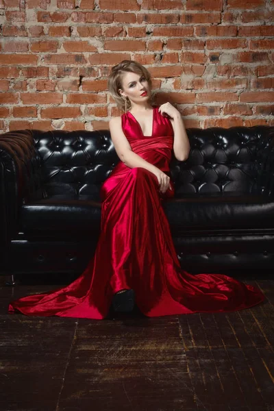 Hermosa mujer en un vestido largo rojo en el interior vintage — Foto de Stock