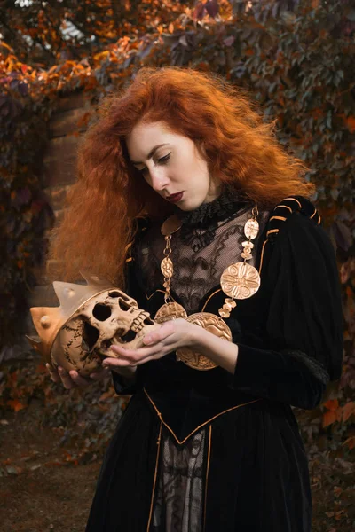 一只手拿着剑的中世纪女王和骷髅 — 图库照片