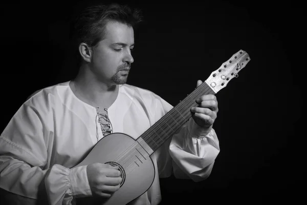 Hombre tocando instrumento renacentista español vihuela de mano — Foto de Stock