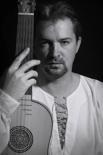 Hombre tocando instrumento renacentista español vihuela de mano — Foto de Stock