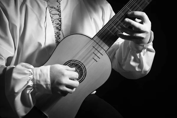 Чоловік грає іспанський Ренесанс інструмент vihuela de mano — стокове фото