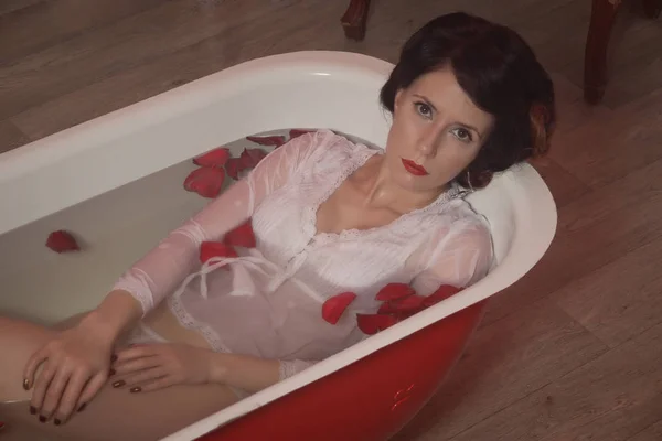 Wanita cantik seksi di kamar mandi antik dengan kelopak bunga — Stok Foto