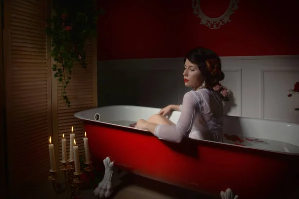 美丽的性感女人在老式浴室与花卉花瓣 — 图库照片