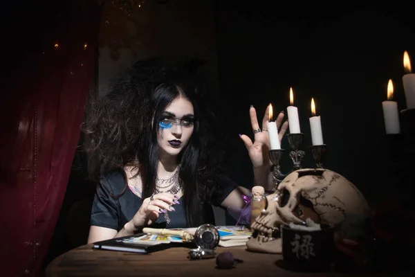Gonosz boszorkány egy sötét szobában — Stock Fotó