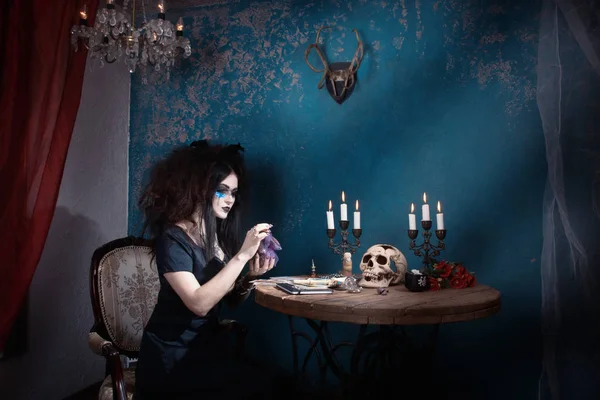 Böse Hexe in einem dunklen Raum — Stockfoto