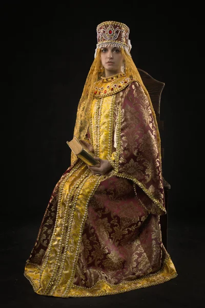 Rainha russa em terno vestido histórico — Fotografia de Stock